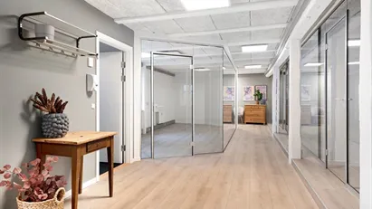 Ingen binding, kontor til 3.300 kr. – med parkeringsmulighed lige ved døren i Randers