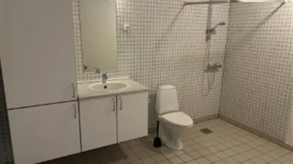 2. kontorer Køkken m. spiseplads .og toilet m. bruser